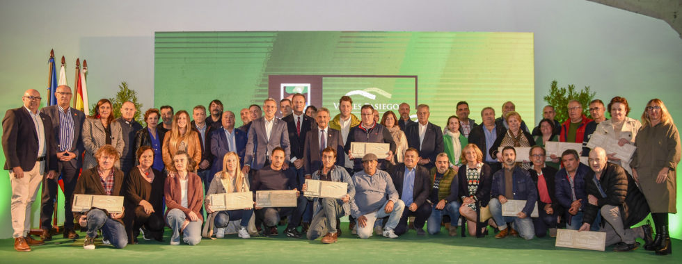 Foto de grupo de la última entrega de placas a las empresas adheridas al sello de calidad, junto a autoridades regionales y comarcales.