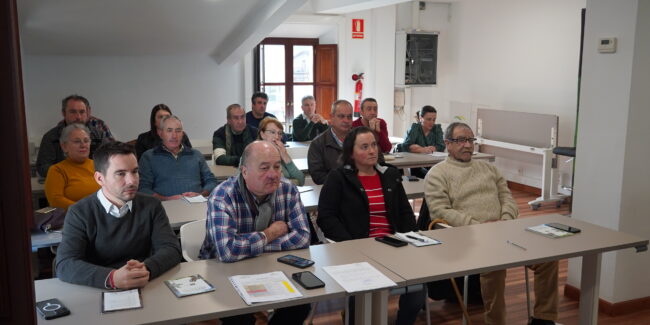 Miembros de la Asamblea del Grupo de Acción Local Valles Pasiegos en su reunión anual.