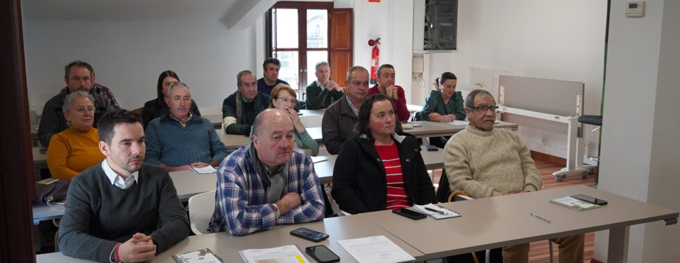 Miembros de la Asamblea del Grupo de Acción Local Valles Pasiegos en su reunión anual.